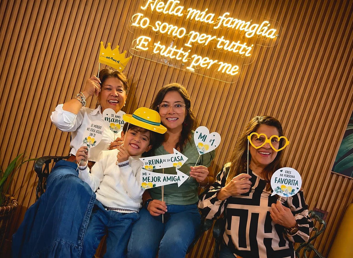 Familia celebrando bajo el neón de La Spaghettata